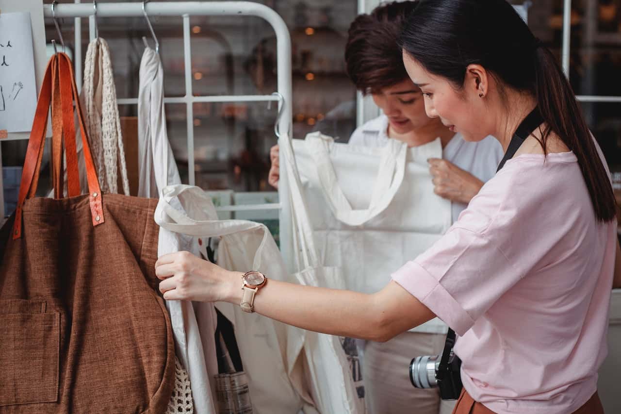 women choosing cotton bags 